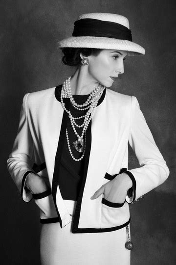 vestiti coco chanel oggi|Coco Chanel: Gli Abiti Iconici che Hanno Rivoluzionato la Moda.